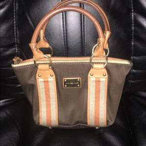 This Michael Kors bag is comfortable and handy.