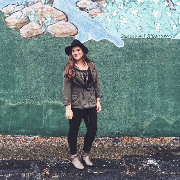 Meet your Posher, Sierra - Picture 2 of 4