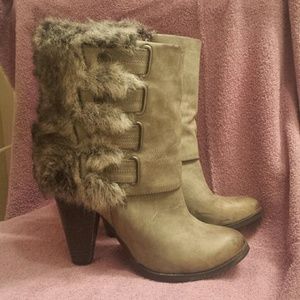 Faux fur detailed boots