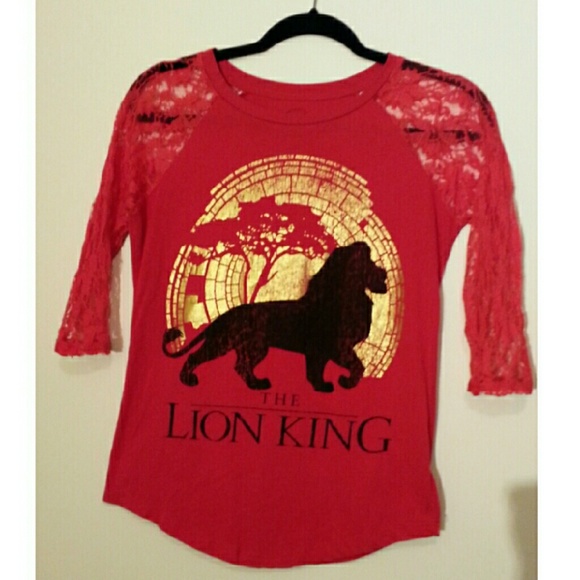 Red Lion King Lace Sleeve Graphic Top