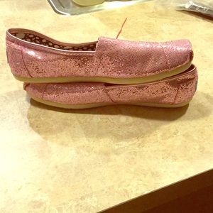 Never been worn 7.5 sparkly pink toms!