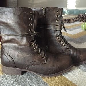 Side zip combat boots