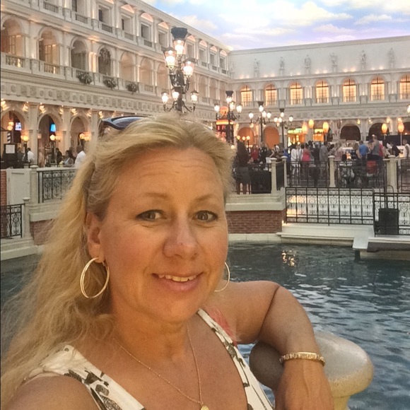 ๐ Hello, I'm Roxanne. ๐ Iโm a Posh Ambassador!โญ๏ธ - Picture 6 of 7