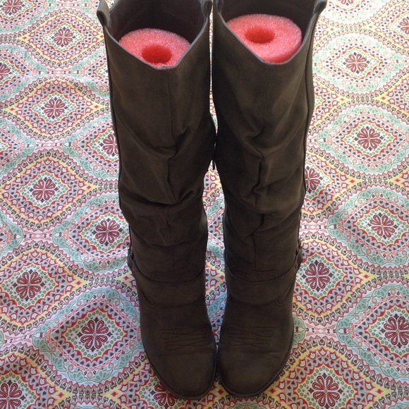 Very Comfortable Wstern Style Boots - Picture 2 of 4