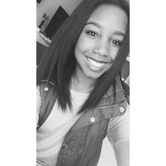 Meet Your Posher, Tori - Picture 3 of 4