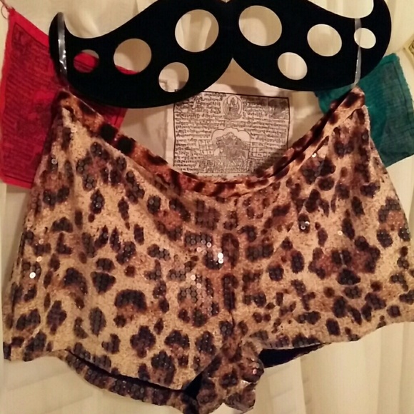 *make me an offer* - Leopard print hot shorts