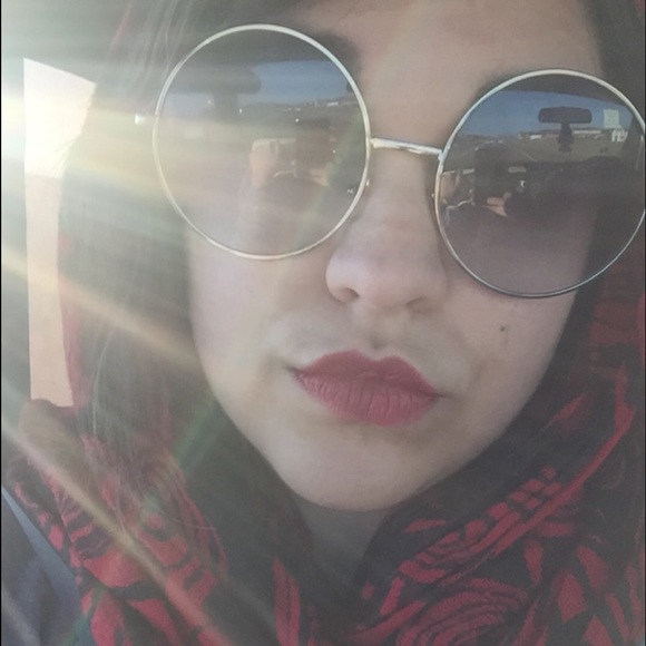 Meet your Posher, Allison - Picture 1 of 1