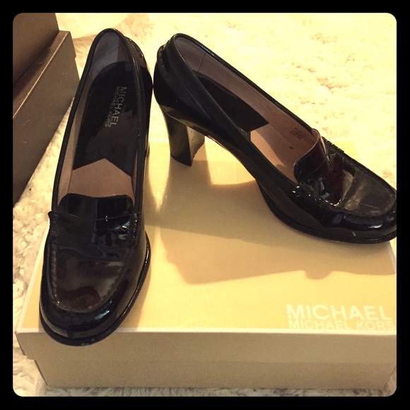 Auth MICHAEL KORS beautiful patent leather loafers