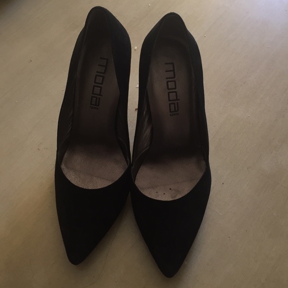 Black pumps