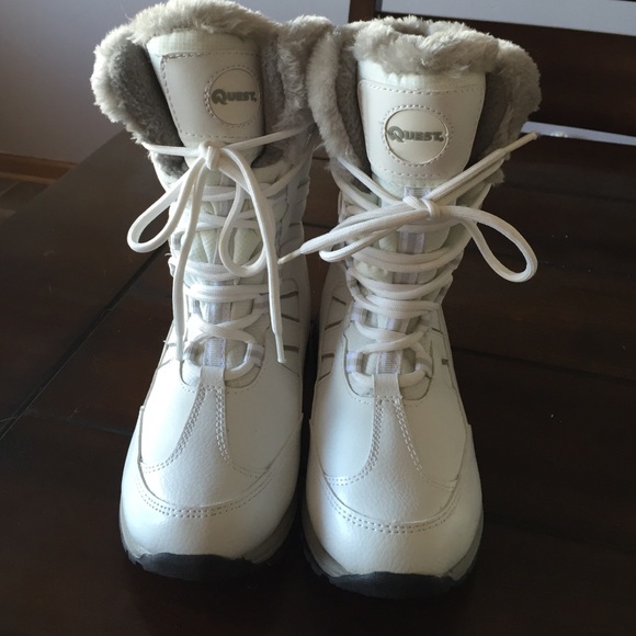 Quest brand white snow boots size 6