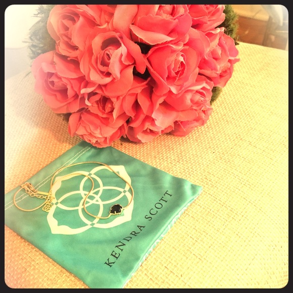 Kendra Scott necklace