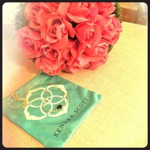 Kendra Scott necklace