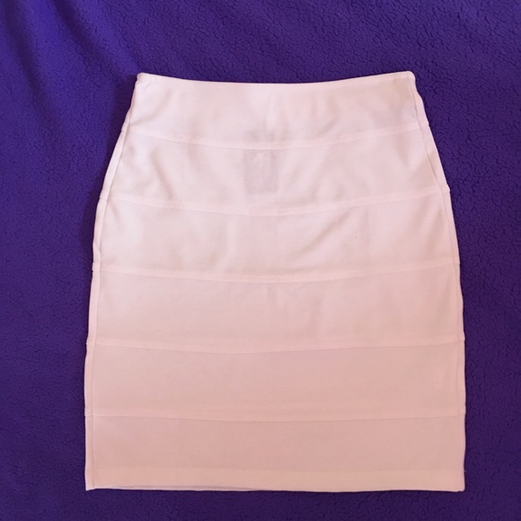 BRAND NEW ‼️ WHITE BODYCON SKIRT