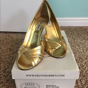 Steve Madden Gold Leather Pumps