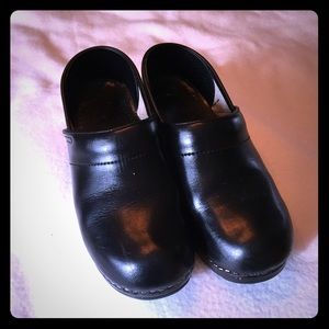 Black Dansko's. Minimal wear and tear. So comfy!