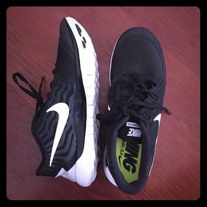 NWOT Women's Nike Free 5.0