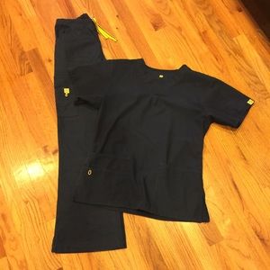 Wonder wink scrub set