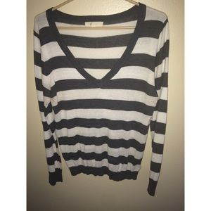 Stripped vneck sweater