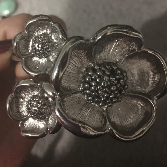 Flower bracelet - Picture 2 of 4