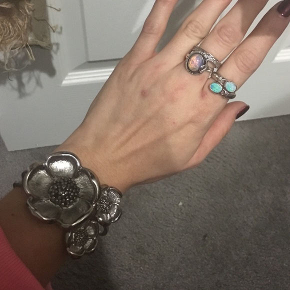 Flower bracelet - Picture 3 of 4