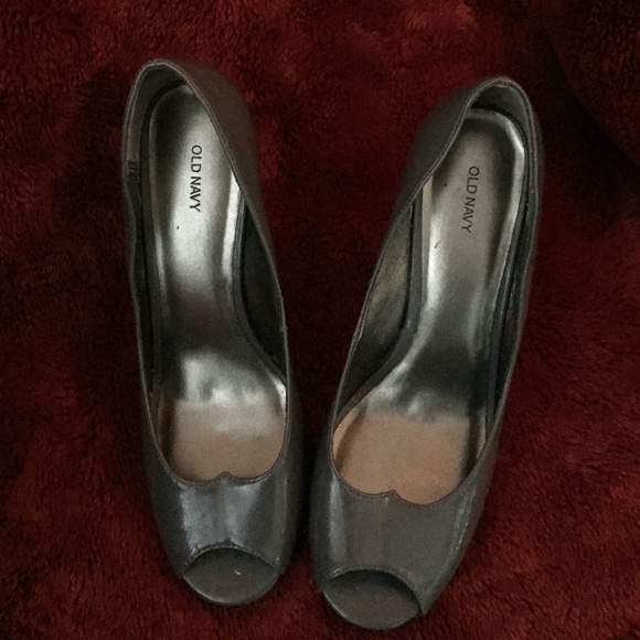 Peek toe pumps