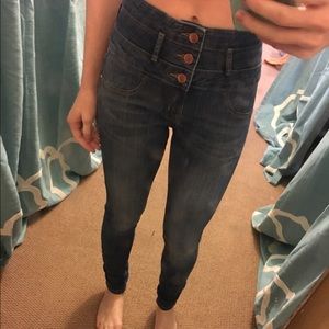 3 button high wasted jeans