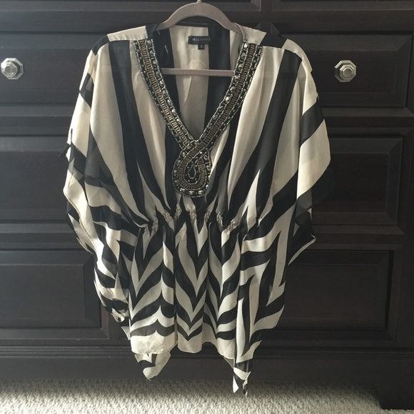 Marineblu jeweled flowing top