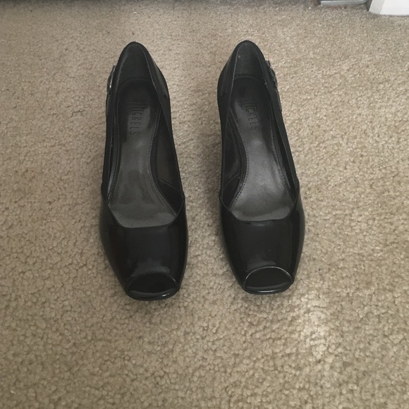 Black wedges