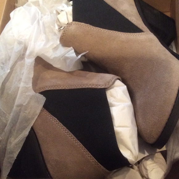 Urban Outfitters Taupe Suede Chelsea Ankle Boots - Picture 2 of 2