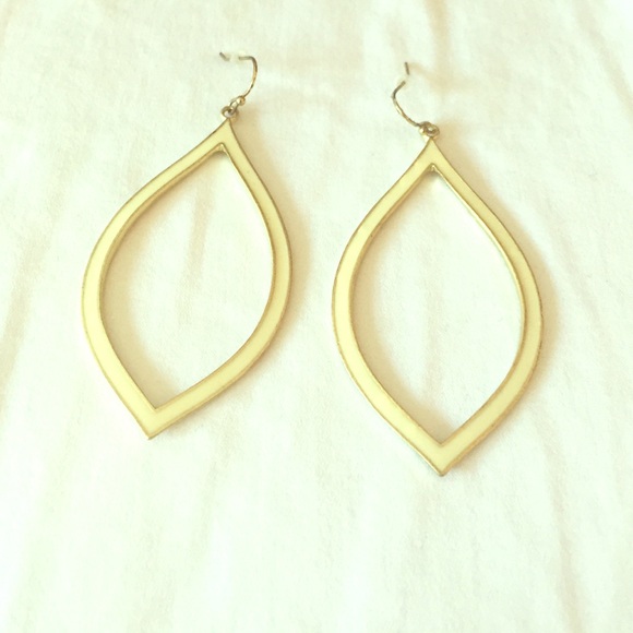 Creme colored earring with gold colored rim