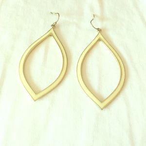 Creme colored earring with gold colored rim