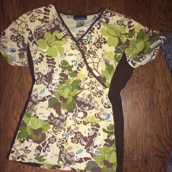 Cherokee flex panel green and brown scrub top🍃🍂
