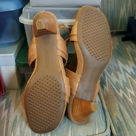 Sandals; never been worn - Picture 2 of 3