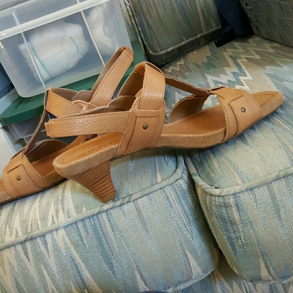 Sandals; never been worn - Picture 3 of 3
