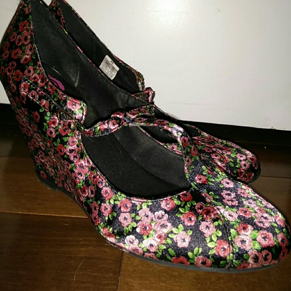 Rose printed t-strap wedges