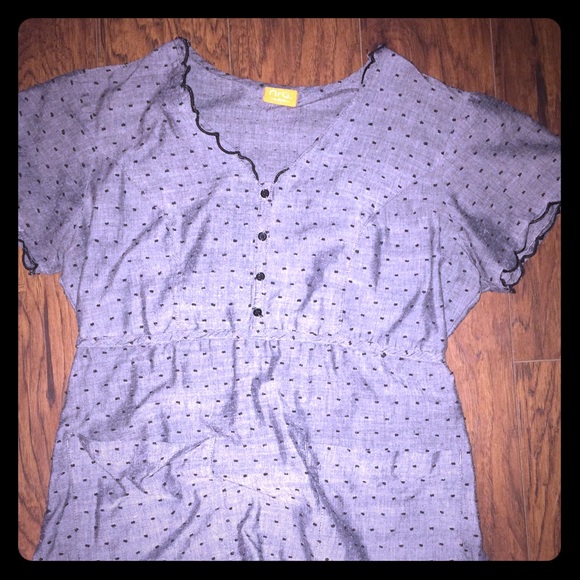 Gray scrub top black polka dots & scalloped edges