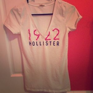Cute Hollister tshirt!💖💕