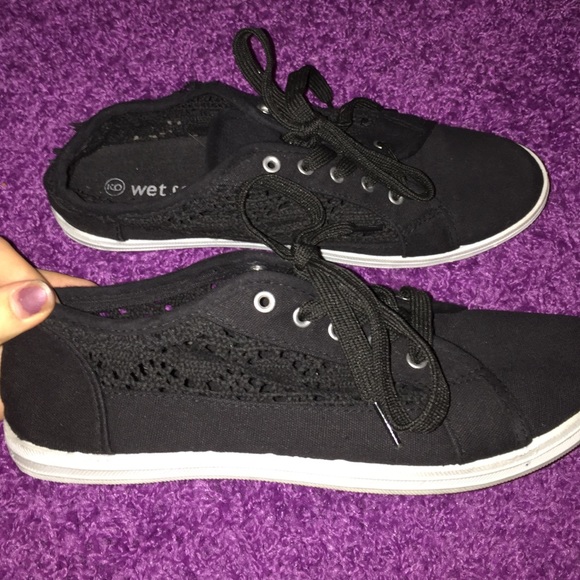 Wet seal black and lace shoes