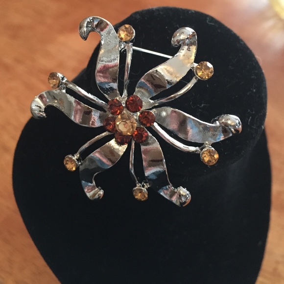 🆕 silver sparkle pin- brooch