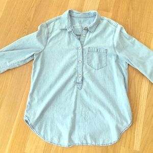 Gap chambray quarter button shirt