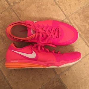 Nike size 8 dual fusion like new