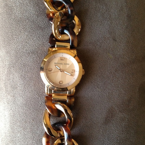 Michael Kors Rose Gold Watch - Picture 2 of 3