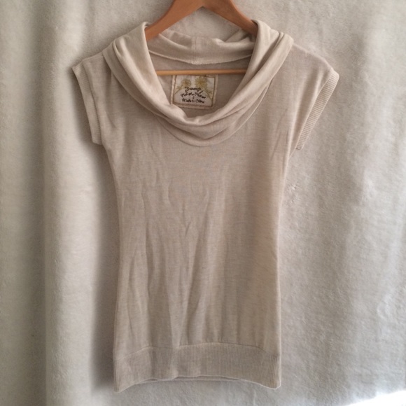 Short sleeve cowl neck sweater/tee.