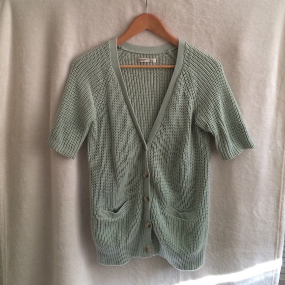Quarter sleeve cardigan.