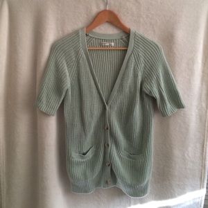 Quarter sleeve cardigan.