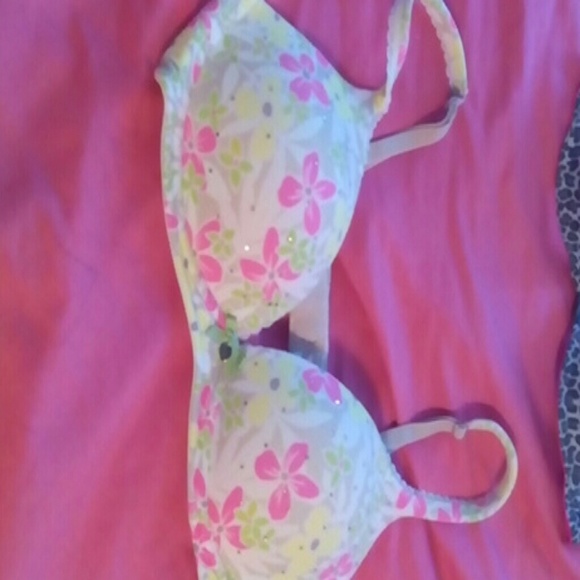 2 Victoria's secret bras - Picture 3 of 4