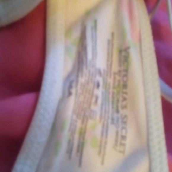 2 Victoria's secret bras - Picture 4 of 4