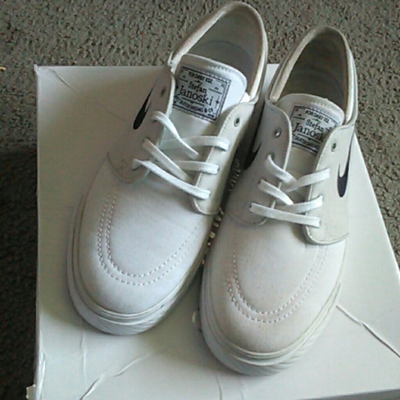 Nike - Picture 4 of 4