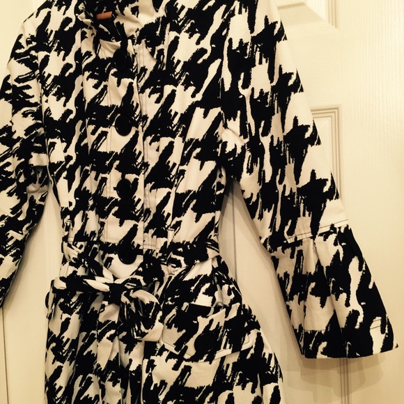 Black and white, spring, trench coat. 3/4