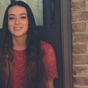 Meet your Posher, Claudia